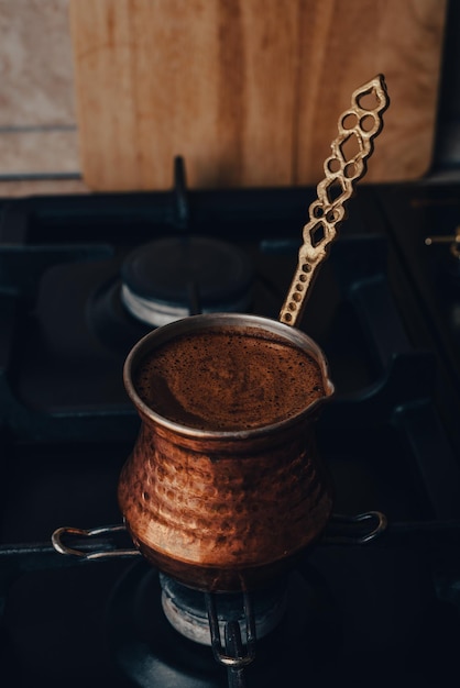 Bollente Del Caffè In Cezve Di Rame