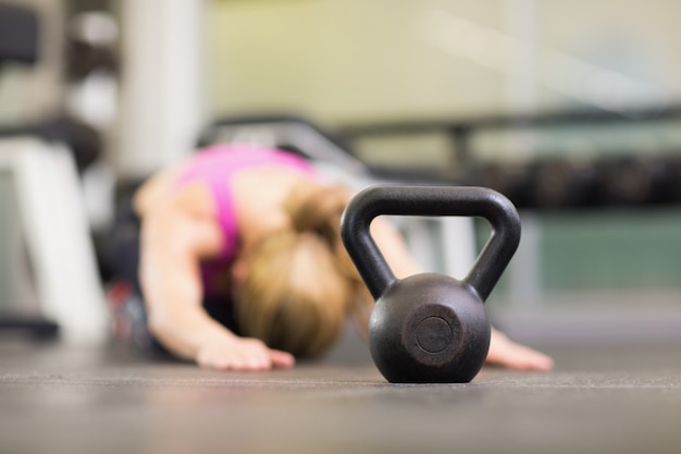 Bollitore campana sul pavimento in palestra