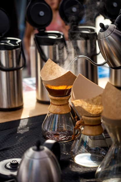 Bollitore che versa acqua attraverso il filtro nel caffè
