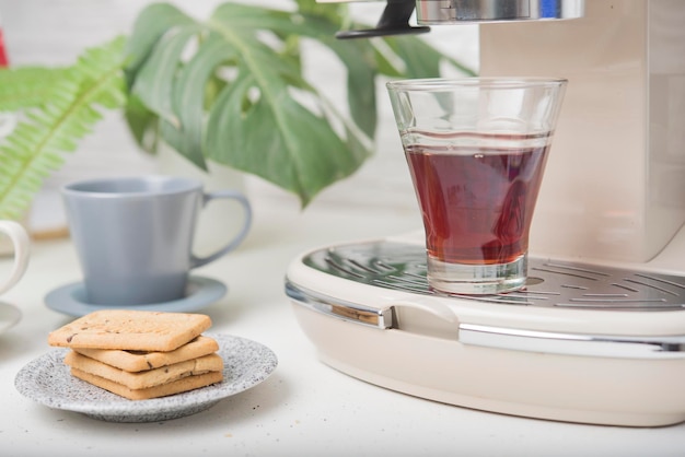 Bollitore per caffè vicino scena bianca