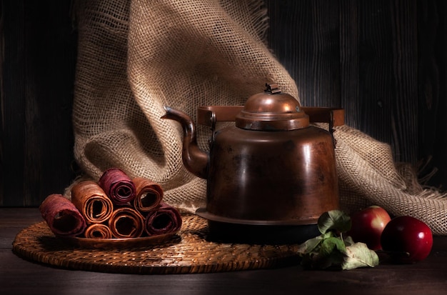 Bollitore vintage con tè e dolci di mele Natura morta rustica