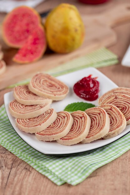 Bolo de rolo (swiss roll, roll cake) tipico dolce brasiliano, dallo stato di Pernambuco. Rotolo di torta a fette ripieno di pasta di guava.