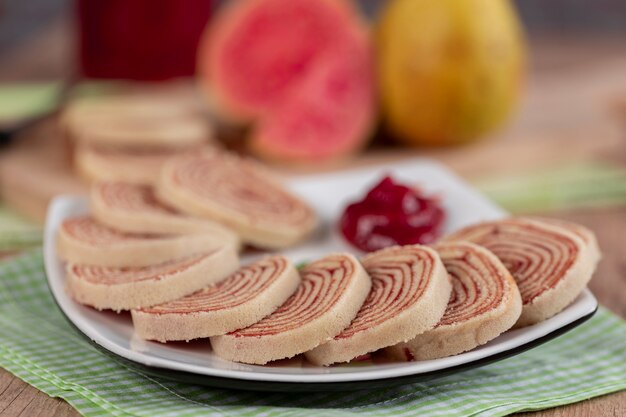 Bolo de rolo (swiss roll, roll cake) tipico dolce brasiliano, dallo stato di Pernambuco. Rotolo di torta a fette ripieno di pasta di guava.