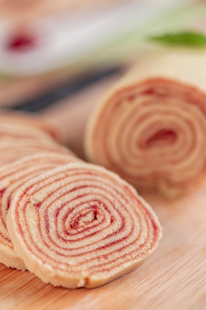 Bolo de rolo (swiss roll, roll cake) tipico dolce brasiliano, dallo stato di Pernambuco. Rotolo di torta a fette ripieno di pasta di guava.