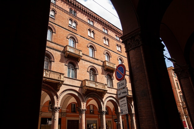 BOLOGNA, ITALIA 17 GIUGNO 2020: Edificio storico a Bologna, Italia