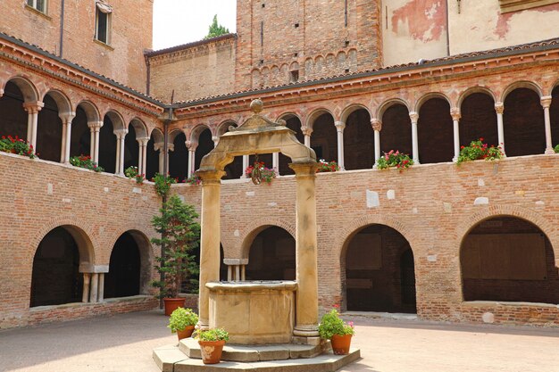 BOLOGNA, ITALIA - 22 LUGLIO 2019: chiostri nel cortile interno della chiesa di Santo Stefano a Bologna, Italia