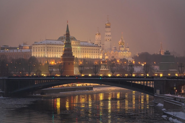 Bolshoy Kamenny Bridge e Cremlino alla sera, Mosca, Russia