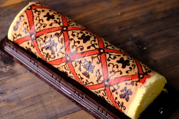 Bolu Gulung Batik Sponge Roll Batik è un roll cake riempito di formaggio con un motivo batik