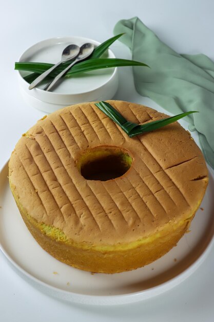 Bolu Pandan o Pandan pan di spagna o pandan chiffon cake su sfondo bianco