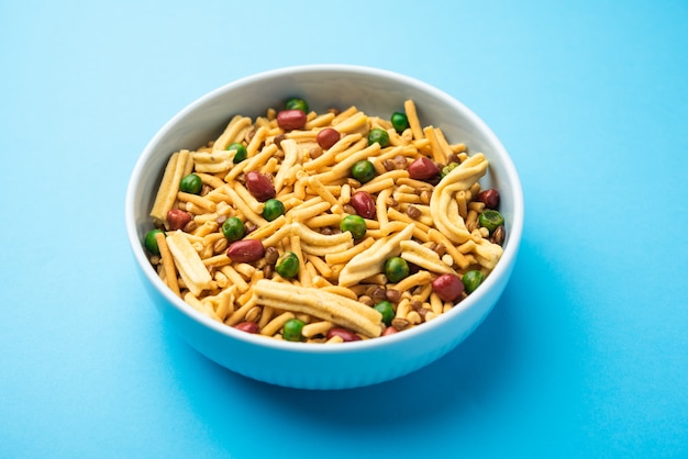 Bombay mix o Chanachur o Chiwda o farsan è un mix di snack indiano, popolare cibo per l'ora del tè dall'India