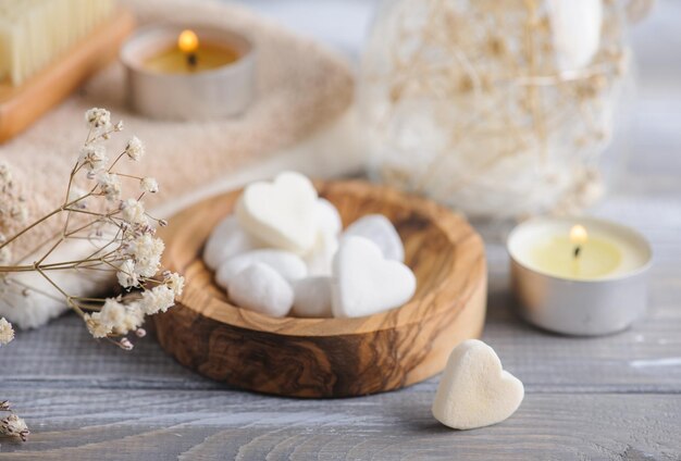 Bombe da bagno con fiori secchi e candele accese