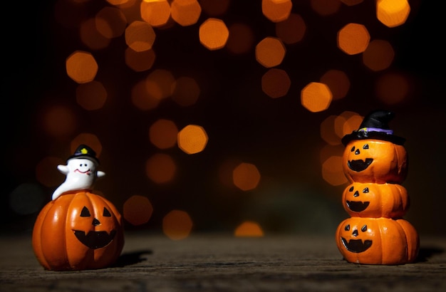 Bonno banner di Halloween o invito a una festa sullo sfondo con nuvole pipistrelli e zucche