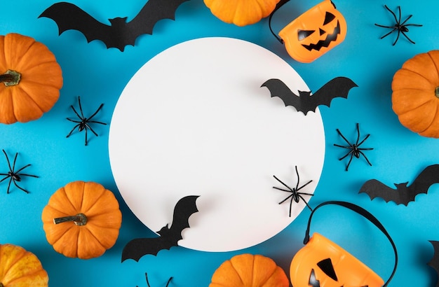 Bonno banner di Halloween o invito a una festa sullo sfondo con nuvole pipistrelli e zucche