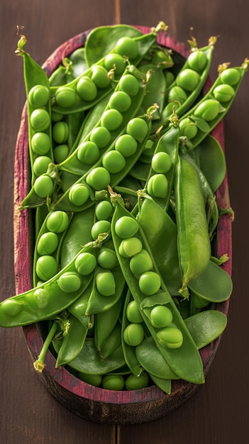 Bontà verde piselli e baccelli biologici freschi su rovere invecchiato carta da parati mobile verticale