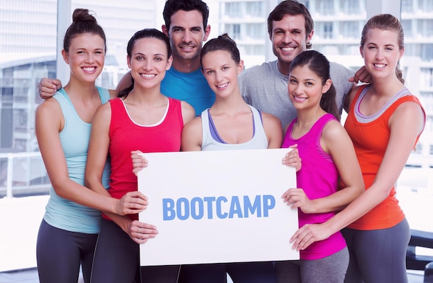 Bootcamp contro persone sorridenti in forma che tengono un bordo bianco