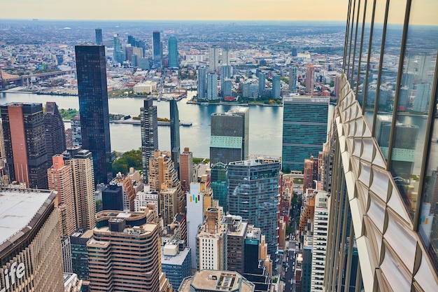 Bordo alto della parete del grattacielo che si affaccia dall'alto sullo skyline di New York City Manhattan