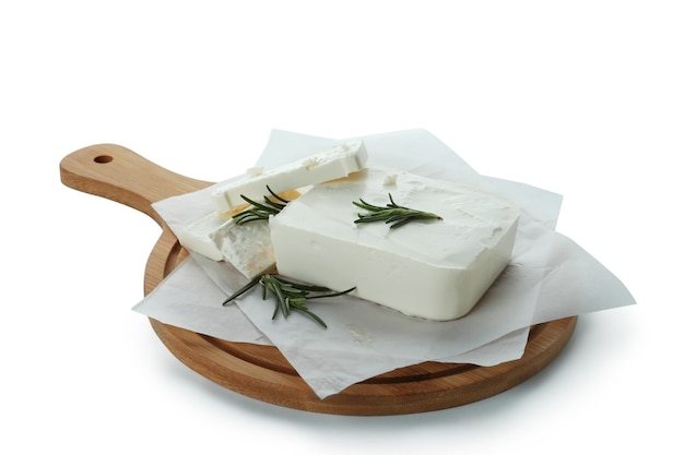 Bordo con formaggio feta isolato su bianco