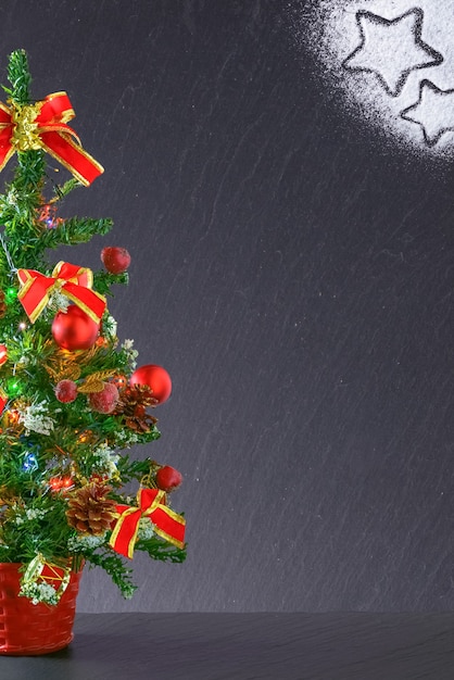 Bordo decorativo di sfondo nero di Natale o Capodanno incorniciato con decorazioni per l'albero di Natale