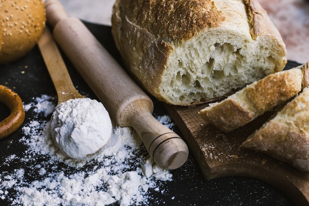 Bordo del pane sulla superficie scura