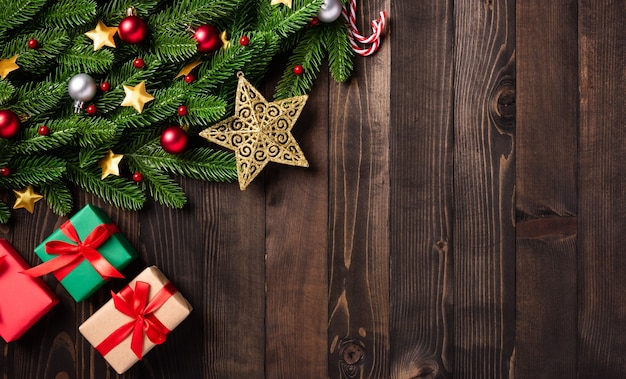 Bordo della ghirlanda di vacanze di Natale di rami di abete e ornamento di Natale