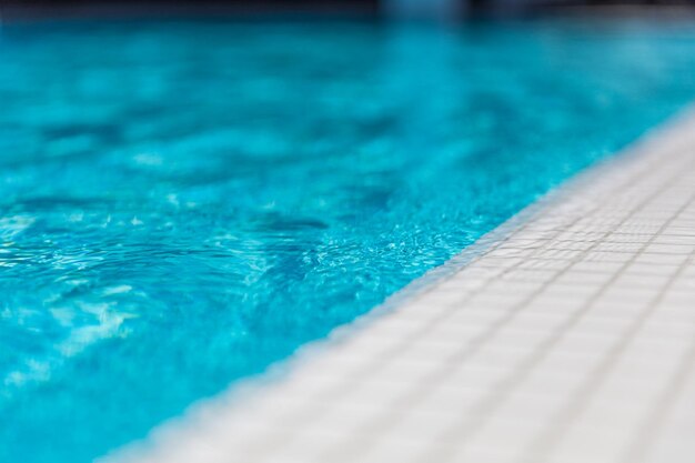 Bordo della piscina Modello di sport ricreativo di attività all'aperto estiva astratta Acqua di piscina soleggiata