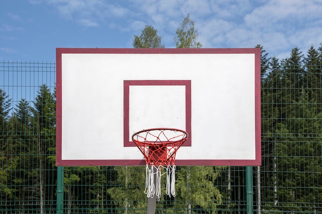 Bordo di pallacanestro sul campo sportivo contro il cielo