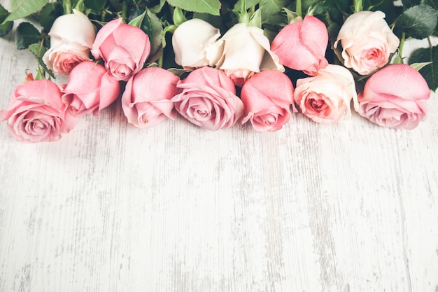 Bordo di rose rosa su legno