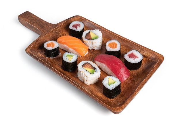 Bordo di sushi Maki isolato su priorità bassa bianca