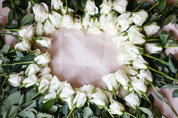 Bordo floreale con fiori di rose bianche su carta