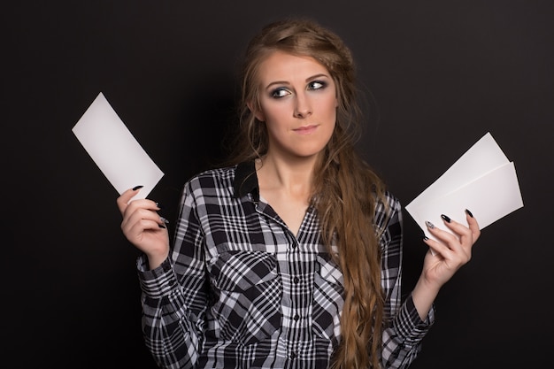 Bordo in bianco bianco della tenuta dello studente della giovane donna. modello femminile.