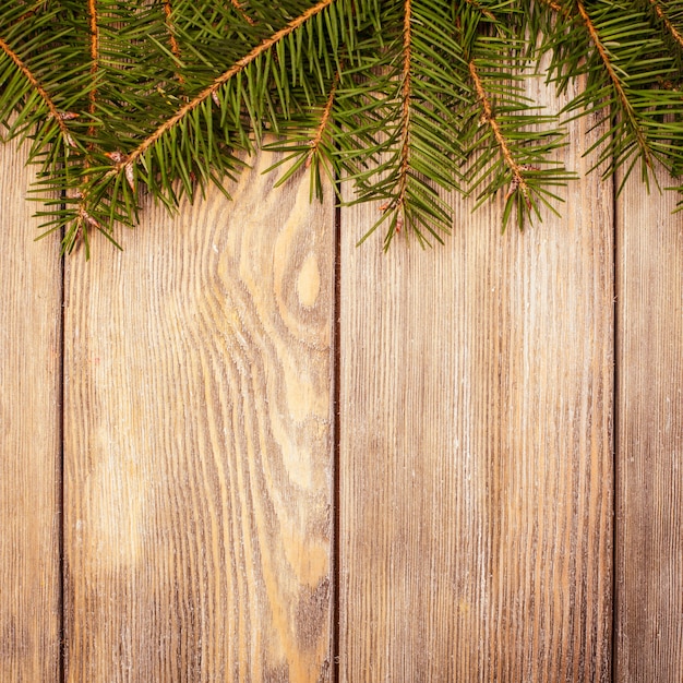 Bordo natalizio sempreverde su fondo in legno