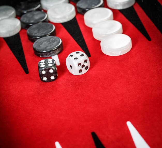 Bordo rosso del backgammon con i dadi