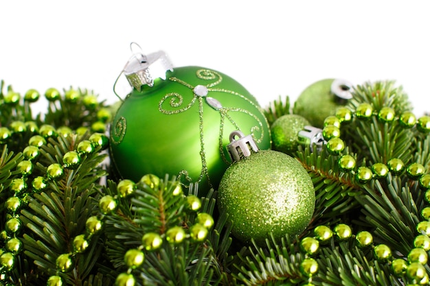 Bordo verde degli ornamenti di Natale isolato