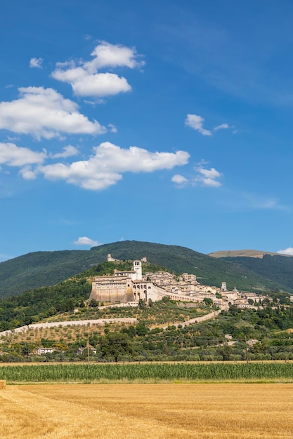 Borgo di Assisi in Umbria, Italia. La cittadina è famosa per la più importante Basilica italiana dedicata a San Francesco - San Francesco.