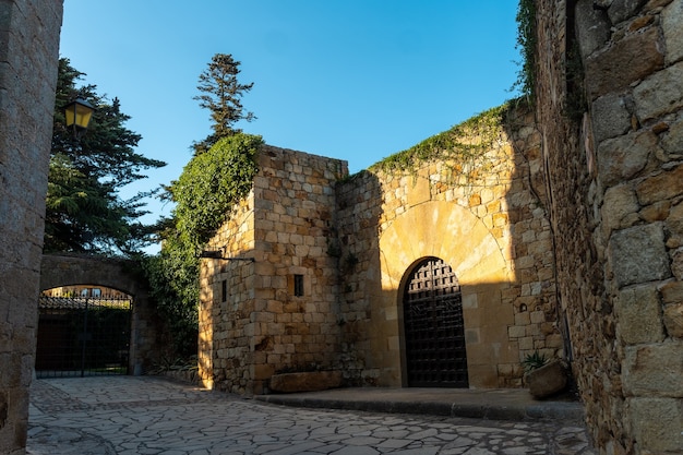 Borgo medievale di Pals, strade del centro storico al tramonto, Girona sulla Costa Brava della Catalogna nel Mediterraneo