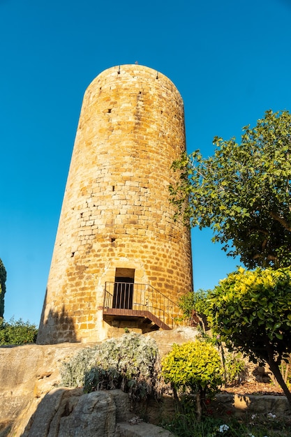 Borgo medievale di Torre de Pals, strade del centro storico al tramonto, Girona sulla Costa Brava della Catalogna nel Mediterraneo