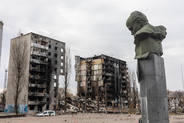 BORODYANKA UCRAINA APR 06 2022 Guerra in Ucraina Caos e devastazione per le strade di Borodyanka a seguito dell'attacco degli invasori russi