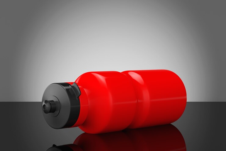 Borraccia in plastica rossa sportiva sul tavolo