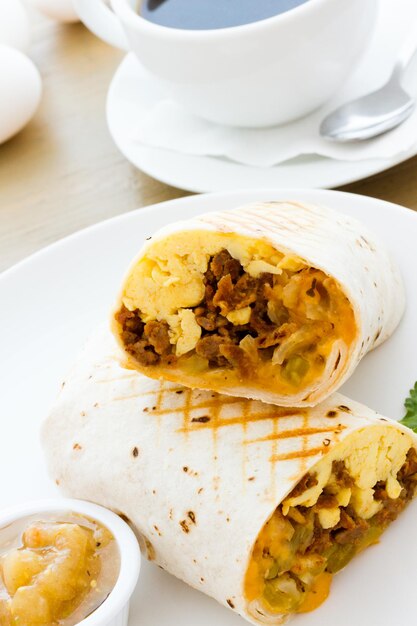 Borrito a colazione con tazza di caffè.