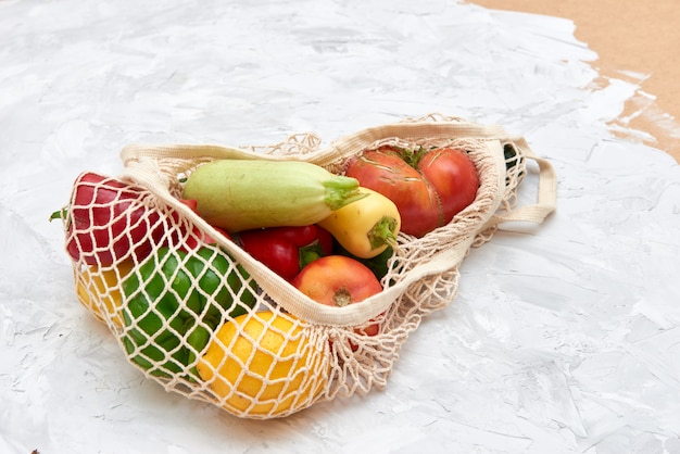 Borsa a rete ecologica con frutta e verdura. Vista dall'alto. Niente plastica