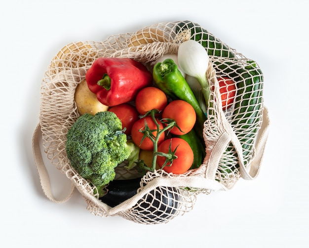 Borsa a rete per lo shopping con verdure fresche di stagione. Vista dall'alto