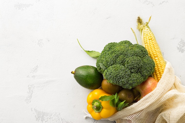 Borsa a rete piena di diversi alimenti biologici con spazio di copia. Concetto di cibo pulito o eco