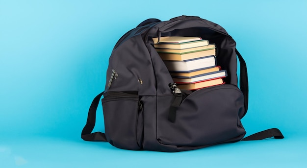 borsa aperta piena di libri scolastici