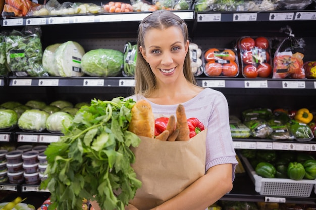 Borsa bionda graziosa della tenuta con pane e verdure