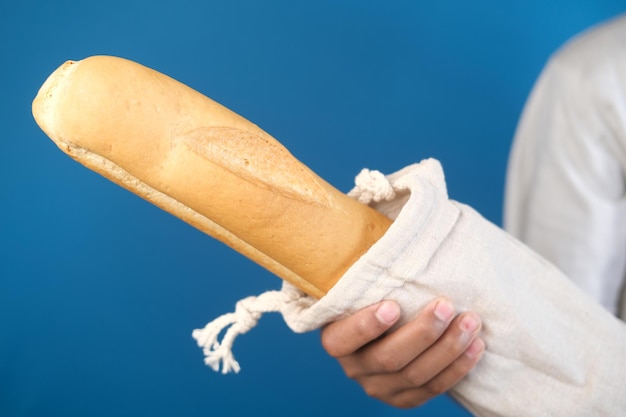borsa con pane su sfondo chiaro