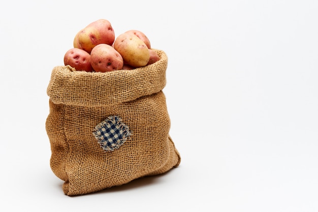 Borsa con patate su bianco