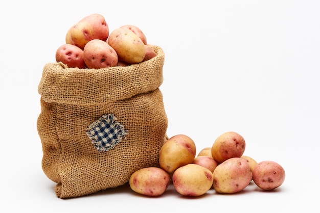 Borsa con patate su bianco