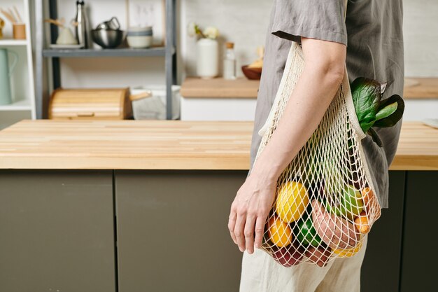 Borsa da donna contemporanea con frutta sulla spalla