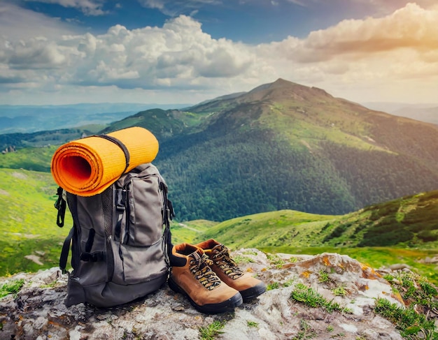 borsa da escursione posta accanto alle scarpe da passeggio durante la pausa dall'escursione in montagna