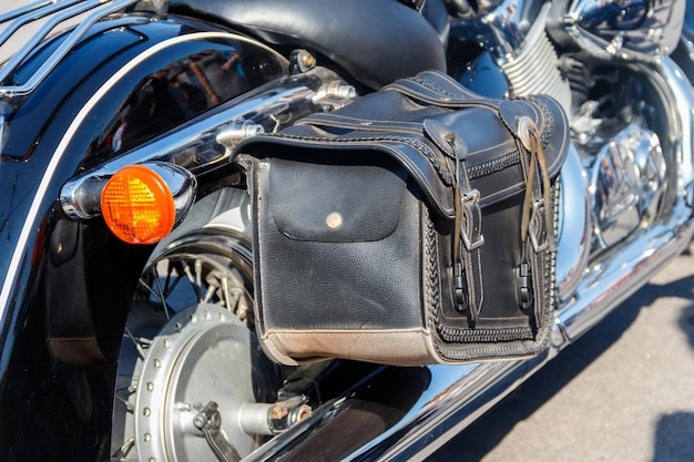 Borsa da motociclista in pelle su un primo piano di una moto. Concetto di viaggio in moto